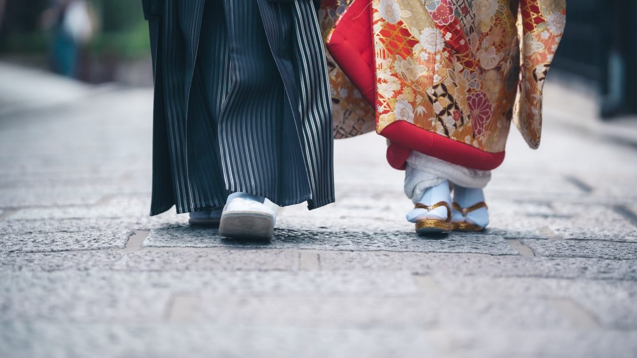着物を着た男女の後ろ姿の足元