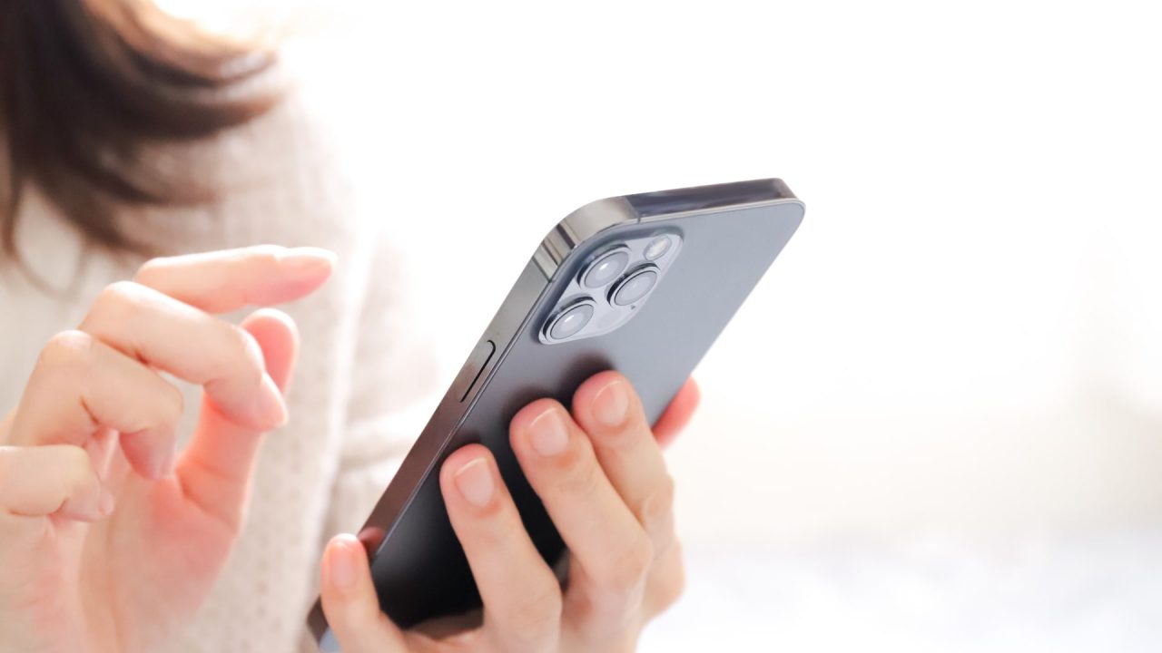 スマホを操作する女性の手元
