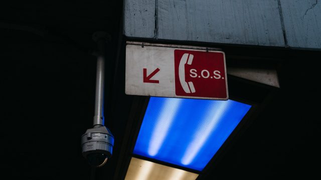 【タクシー】知っておくべき表示「救援」「SOS」