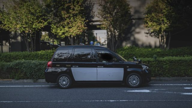 【2024年最新】タクシードライバー平均年齢｜平均勤続年数も解説