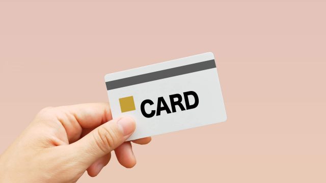 タクシーでクレジットカードが使えるか見分ける方法｜支払いする際の注意点も解説